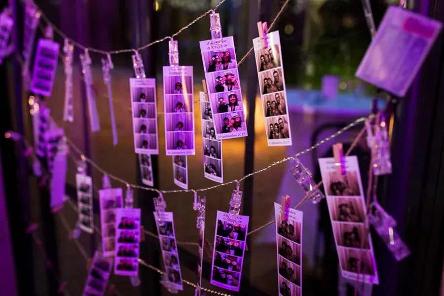 Guirlande de bandes de tirages photo éclairée pendant une soirée de mariage